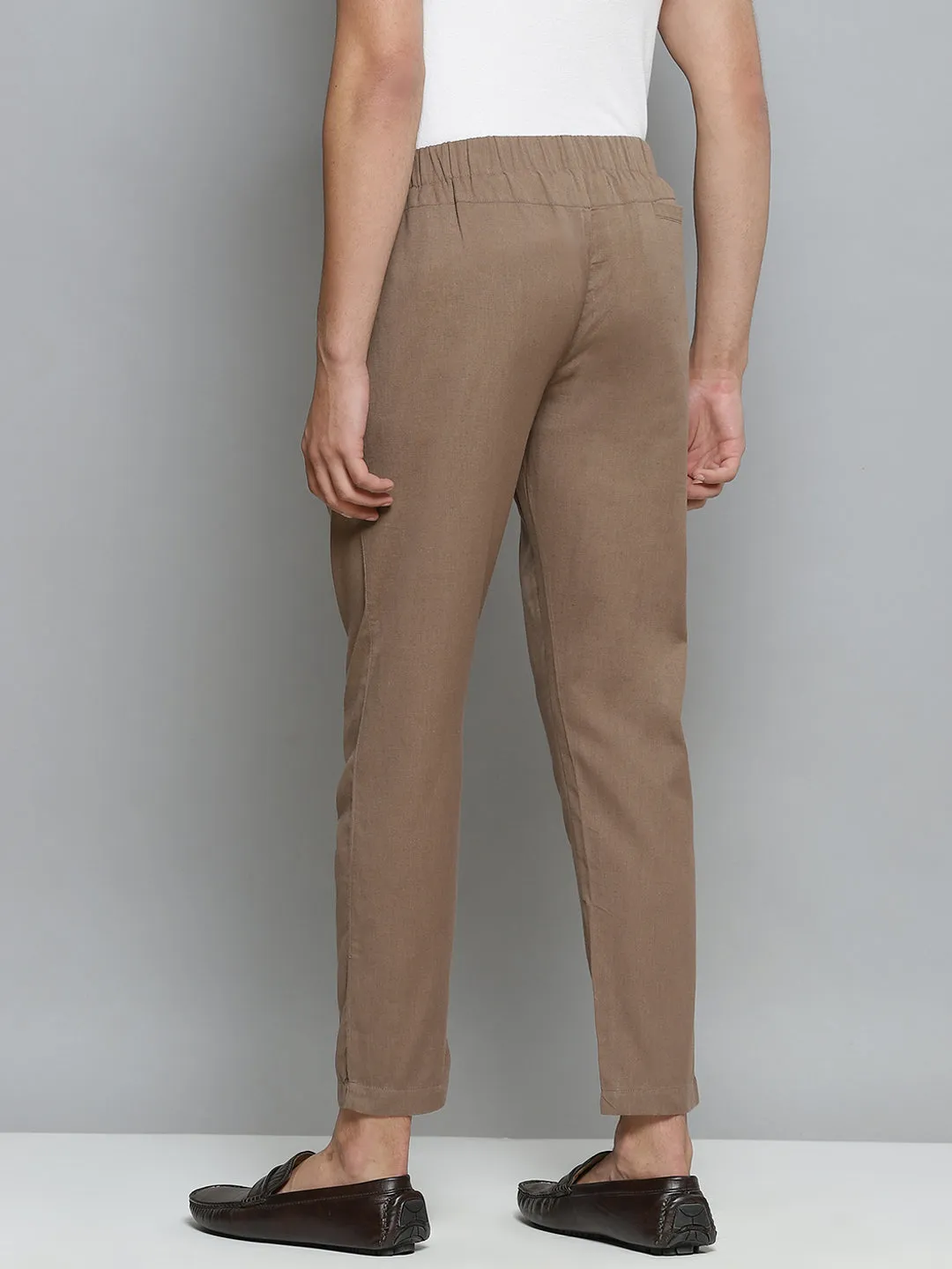 DENNISON Men Taupe Relaxed Tapered Fit Easy Wash Trousers